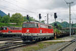 On 29 May 2004 ÖBB 2043 010 hauls a freight through Schwarzach St.-Veit.