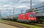 On 25 May 2008 ÖBB 1016 008 hauls a tank train through Wien Hütteldorf.