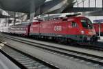 La mattina del 2 giugno 2015 la ÖBB 1016 029 traina un EuroCity di carri CFR verso Wien Hbf.