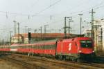 Scanned picture of 1116 018 with EC 23 'JOSEPH HAYDN' Hamburg-Wien entering Nrnberg Hbf on 1 June 2003.