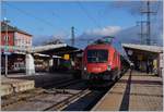 The ÖBB 1116 279 with an IC 4 to Stuttgart in Singen. 
02.01.2018