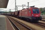 On a sunny 11 May 2018, ÖBB 1116 007 hauls a cereals train through Budapest-Kelenföld.