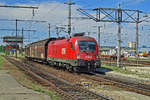 On 6 May 2010 ÖBB 1116 110 hauls a mixed freight from Passau toward Gramatneusiedeln through Wels Hbf. 