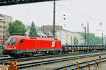 ÖBB 1116 079 hauls a freight through Salzburg Hbf on 31 May 2004.