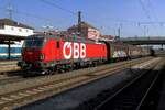 On 22 September 2020 ÖBB Vectron 1293 195 hauls a box train through Regensburg Hbf toward Nürnberg Rbf.