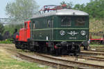 Ancient electric loco 1072.01 is being shunted by a Class 2062 in the Heizhaus Strasshof area on 28 May 2012.