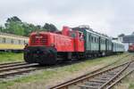 BBÖ 2062.33 shunts with an old EMU on 28 May 2012 at the Heizhaus Strasshof.