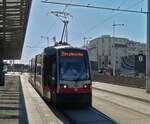 Tram n° 35 photographié à l'arrêt  Hauptbahnhof  à Vienne.