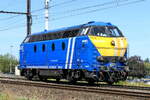 La infrabel 6330 proveniente del puerto de Amberes. BN Brugge HLD 62 construido en 1966 con número de construcción 212 230. NMBS Clase 62: entre 1961 y 1966 se construyeron 136 de estas locomotoras diésel por BN Brugge. Números: 6201 a 6333 y 6391 a 6393. Velocidad máxima: 120 km/h. Potencia: 1030 kW. 48 todavía están en servicio en Infrabel. El edificio blanco a la derecha de la foto es la terminal del Aeropuerto de Amberes. Línea 27A en el Aeropuerto de Amberes. 13-08-2026
