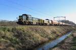 Lineas 7784 hauls a tank train through Tilburg Oude Warande on 8 March 2022.