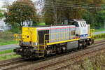 The Lineas 7803 on route from the port of Antwerp. Siemens-Vossloh NMBS serie 77-78 build in 2003 with construction N� 1001229. NMBS Class 77: between 1999 and 2005 170 of these diesel locomotives were build by Siemens-Vossloh. Numbers: 7701 to 7870. Max speed: 100km/h. Power: 1150kW. 110 are in service at Lineas, 37 are in service at the NMBS, 23 are in service at Infrabel, BLS Cargo Nord have 3, Certus Rail have 3 in service. Line 27A at Antwerp Airport. 20-10-2026