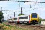 NMBS 4127 z 2 innymi zespołami trakcyjnymi DMU nadjeżdża ze stacji Antwerpen-Berchem.