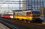 On 24 October 2009 NMBS 1186 hauls the IC-Benelux into Amsterdam Centraal.