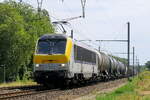 The Lineas 1302 with a mixed train on route to the port of Antwerp.