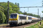 Doppia trazione con le 1336 e 1338 in viaggio verso il porto di Anversa con questo treno cisterna. NMBS serie 13 costruita nel 2000 con numero di costruzione 1356. NMBS Classe 13: tra il 1997 e il 2001 sono state costruite 80 di queste locomotive da Bombardier Brugge. Concetto e componenti da Alstom Belfort. Numeri originali NMBS: 1301 a 1360, numeri CFL: 3001 a 3020. Velocità massima: 200 km/h. Potenza: 5200 kW. Alimentazione: 3000 V e 25 kV. I numeri da 1301 a 1345 sono in servizio presso Lineas, i numeri da 1346 a 1360 sono in servizio presso NMBS. Linea 27A all'aeroporto di Anversa. 13-08-2026