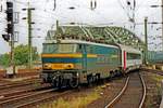 With Int.424 to Oostende via Aachen, Liége and Brussels, SNCB 1606 just came off the Hohenzollern Brigde to enter Köln Hbf on 13 April 2000.