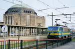 NMBS 2707 runs round in Maastricht on 27 August 2001. The church in the background is the Onze Lieve Vrouwe Kerk, the second most important church in Maastricht after the Sint-Servaes -courtesy of the dual regime (the Condominium) over Maastricht in the Middle Ages. The Southern part of Maastricht was held by the Prince-Bisshopric of Liége for centuries, whereas the Northern part was ruled by a succession of counts and dukes, amongst them the Count of Limbourg, the Duke of Brabant and Holy Roman Emperor Charels V Habsburg. When the Republic of the United Netherlands definitively conquered and kept Maastricht, they claimed the sway over all Maastricht, ending an interesting and at times very nasty ruling. 