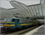HLE 2751 with bilevel cars is leaving the station Liège Guillemins on January 16th, 2010.