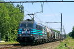 The Lineas 186 255-6 with a mixed freight train to the port of Antwerp.