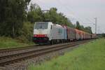 Lineas 186 504 hauls the Nievenheimer steel train through Kaarst Broicherseite on 8 August 2025.