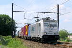 The Lineas 186 455-2 on the opposite track with a Hupac train from the port of Antwerp to Italy.