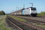 Near Diepholz station a nice vantage point from a small public road ontothe tracks can be enjoyed. On 23 April 2026 -among others-  Lineas 186 183 came into the fray with a Volvo car parts train bound for Antwerp via Bad Bentheim and the Netherlands.