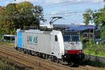 De Lineas 186 504 op route vanuit de haven van Antwerpen. Bombardier Traxx F140 MS2e gebouwd in 2018 met constructienummer 35553. Lijn 27A bij de luchthaven van Antwerpen. 14-10-2026