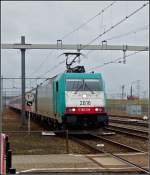 . The TRAXX HLE 2816 with the IC Bruxelles Midi - Amsterdam Centraal is running through the station Lage Zwaluwe on March 10th, 2011.