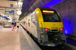 NMBS 08580 Desiro ML Intercity z Antwerpen Centraal do Brussel Zuid. Peron 11 na poziomie -1 Antwerpen Centraal. NMBS Klasa MR08 (EMU08) Desiro ML: W latach 2011-2016 wyprodukowano 305 tych zespołów trakcyjnych (EMU - Elektryczny Zespół Trakcyjny). Pierwsze 105 przez Siemens, ostatnie 200 przez Bombardier. Numery: 08001 do 08210 oraz 08501 do 08595. Liczba wagonów: 3. Długość: 79,90 m. Liczba miejsc siedzących: 280. Maksymalna prędkość: 160 km/h. Zasilanie: nr 08001 do 08210: 3000 V, nr 08501 do 08595: 3000 V i 25 kV. 21-06-2026