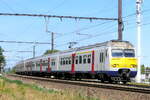 NMBS 422  Break  z innym zespołem trakcyjnym (EMU) nadjeżdżającym ze stacji Antwerpen-Berchem. BN Brugge wyprodukowany w 1983 roku. Klasa NMBS MS80-82 i 83 (MR80 / EMU80): W latach 1979-1985 wyprodukowano 140 takich zespołów trakcyjnych (EMU - Elektryczny Zespół Trakcyjny) przez BN Brugge. Numery: 301 do 440. Liczba wagonów, pierwotnie 2, obecnie po modernizacji: 3. Długość (3 wagony) 75,80 m. Liczba miejsc siedzących (3 wagony) 248. Maksymalna prędkość: 160 km/h. Zasilanie: 3000 V i 1500 V. Linia 27A na lotnisku w Antwerpii. 10-08-2026