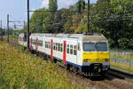 NMBS 439 på väg från Lier till Antwerpen-Berchem station. BN Brugge byggd 1983, moderniserad 2015. NMBS Klass MS80-82 och 83 (MR80 / EMU80): Mellan 1979 och 1985 byggdes 140 av dessa EMU (Elektrisk Motorvagn) av BN Brugge. Nummer: 301 till 440. Antal vagnar, ursprungligen 2, nu efter modernisering: 3. Längd (3 vagnar) 75,80 m. Antal sittplatser (3 vagnar) 248. Maxhastighet: 160 km/h. Strömförsörjning: 3000V och 1500V. Linje 27A vid Antwerpens flygplats. 26-08-2026