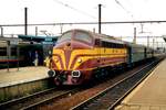 Special train with ex-CFL 1602 at the reins calls in Mechelen on 25 August 1994. This enige was supposed to be NMBS/SNCB 202.020 when ordered by the Belgian railways in 1954, but was transferred to the Luxembourgian railways CFL as a part of a batch of the Belgian order. After retirement, Belgian railway preservation society PFT=TSP bought the engine and restored her back to 202.020 -a number, she actualle never carried, but would have done so but for the CFL order.