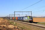 Locomotive 475 429 from BLSC under license from Crossrail Belgium hauling a GTS container train between Zeebrugge and Aachen-West, is passing Warsage on line 24