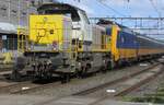 Lineas 7718 banks a defect train into the station of Roosendaal on 17 March 2025 and is documented from behind a railway crossing.