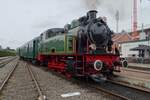 Nel più recente Giorno della Coronazione britannica, 6 maggio 2023, la locomotiva 22 TOM porta il suo treno navetta a vapore a Eeklo sulla piccola piattaforma di Maldegem.