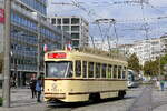 Am 26. September 2026 verabschiedete sich Antwerpen von den PCC-Straßenbahnen. 66 Jahre lang waren sie im Einsatz, vom 18. Oktober 1960 bis zum 30. April 2026. Insgesamt wurden zwischen 1960 und 1975 166 Stück von BN Brügge gebaut. Die 7001 war die zweite für Antwerpen gelieferte PCC-Straßenbahn im Oktober 1960. Sie war bis 2023 im regulären Betrieb. Jetzt ist sie eine Museumsstraßenbahn, betrieben vom Flämischen Straßenbahn- und Busmuseum in Antwerpen. Am Opernplatz Antwerpen auf der Strecke der Straßenbahnlinie 1. Im Hintergrund ist eine der neuesten Straßenbahnen, ein CAF Urbos 100. 26-09-2026
