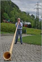 A somewhat different picture for the Blonay-Chamby Railway's season opening: While the BFD HG 3/4 No. 3 steams its train past Chaulin toward Blonay in the background, the magnificent sounds of the alphorn resonate in the foreground.

(The alphorn p ...