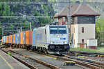 Be quick! Metrans 186 437 is about to call for one minute at Decin hl.n. to drop of a train driver.
