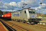 One minute is all it takes to let off a crew member at Decin hl.n. on 6 April 2017 for Metrans 386 016.
