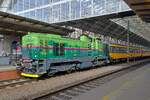 KDS aus Kladno zögert nie, ihre Lokflotte aufzuhellen, da keine zwei die gleichen Farben tragen. Die KDS 730 613 trägt am 18. September 2026 einen zweifarbigen Grünton mit einem violett-pinken Taillenband und steht am Praha hl.n., um zwei Regiojet-Wagen zu ihrem Nest in Praha-Smichov zu bringen, bevor sie einen Extrazug nach Benešov u Prahy zieht, wo die Steam Story Agency – vielleicht zum letzten Mal – ihr Retro-Zug-Bonanza mit etwa 35-40 Extrazügen an einem Septemberwochenende organisiert.