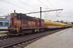 Mostly on Sundays: CD 742 405 hauls a cement train through Praha hl.n. (a station normally rather devoid of freights) on Sunday 24 September 2017.