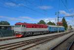 Am 21. September 2026 rangiert die T478-2006 einen Schlafwagen in Benešov u Prahy. Die letzte große Zugveranstaltung in Benešov u Prahy ist vorbei, und ein spezieller Extrazug mit der ehemaligen DR 142 001, EBS 132 334, der schweizerisch/französischen Dampflok 241A65 und der 41 1144 hat gerade die Abfahrt nach Weimat über Prag und Děčín angetreten.