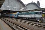 With old passenger stock Brejlovec 754 042 stands at Praha hl.n.