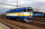 After the rain, 754 019 shows her splendor and retro colour scheme at Breclav on 26 August 2021.