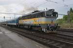 On 28 May 2025 CD 754 018 -carrying one of still rather many different colour schems for Diesel locomotives- departs from Jihlava with a fast train to Brno hl.n.
