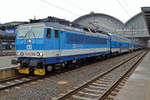 Old stock in the newest colours: CD 163 068 with old Görlitzer double deck coaches at Praha hl.n.