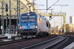 On 8 April 2018 CDC 383 005 rounds the curvature at Dresden Hbf with a train of automotives.