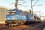 On 8 April 2018 CDC 383 005 rounds the curvature at Dresden Hbf with a train of automotives.