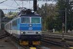Am Freitag, den 18. September 2026, fährt die Ceske Drahy 362 046 in Benesov u Prahy ein und wird vom Bahnsteig des Bahnhofs aus fotografiert. Nicht nur die Baureihe 380 ist verschwunden, sondern auch die Zeit des Personenverkehrs mit der Baureihe 362 läuft aufgrund des Zustroms von Vectrons (geleaste Baureihe 193 und gekaufte Baureihen 383 und 384) sowie moderner Triebzüge schnell ab.