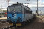 Proprio in tempo il 21 settembre 2026 CD Cargo 363 516 è stato fotografato mentre passava attraverso Praha-Liben con un treno merci misto diretto a Nymburk. I treni merci attraverso Praha-Liben passano principalmente sui binari 4, 5 o 6 per evitare di interferire con il traffico passeggeri molto intenso.